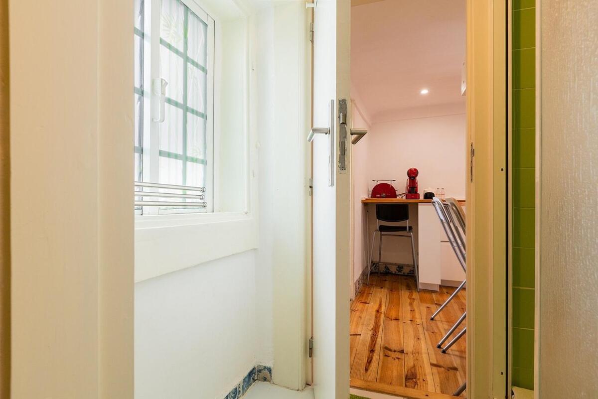 Attic Apartment With Balcony In Bairro Alto Lisabona Exterior foto