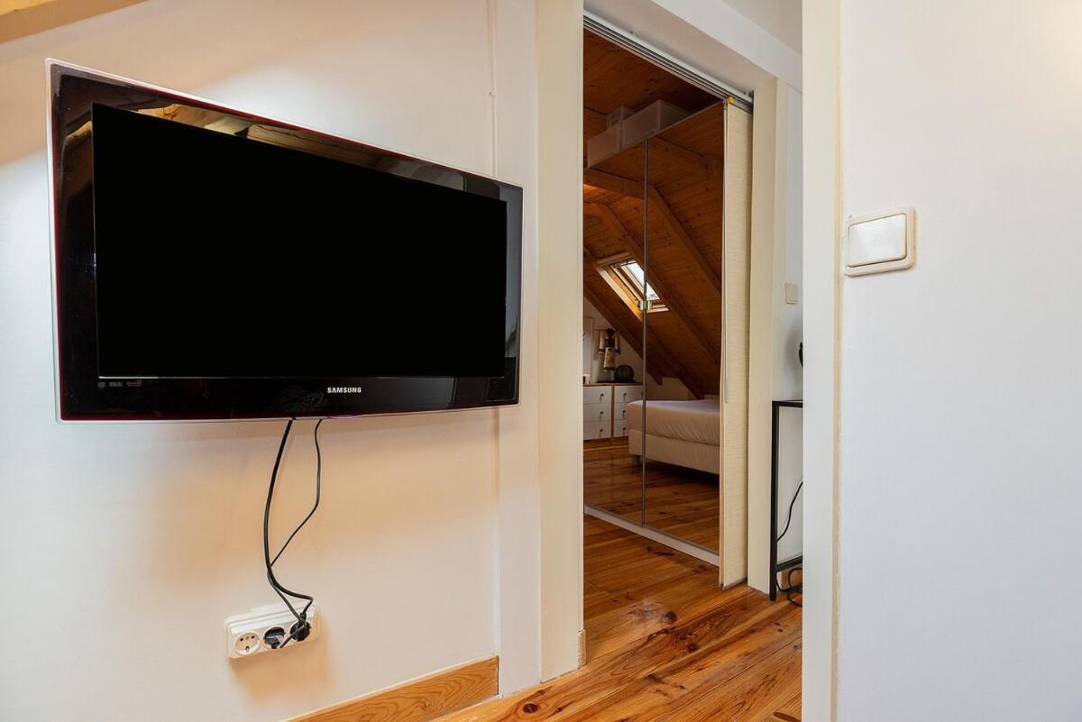 Attic Apartment With Balcony In Bairro Alto Lisabona Exterior foto
