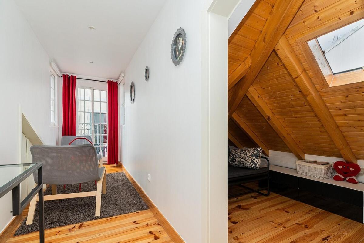 Attic Apartment With Balcony In Bairro Alto Lisabona Exterior foto