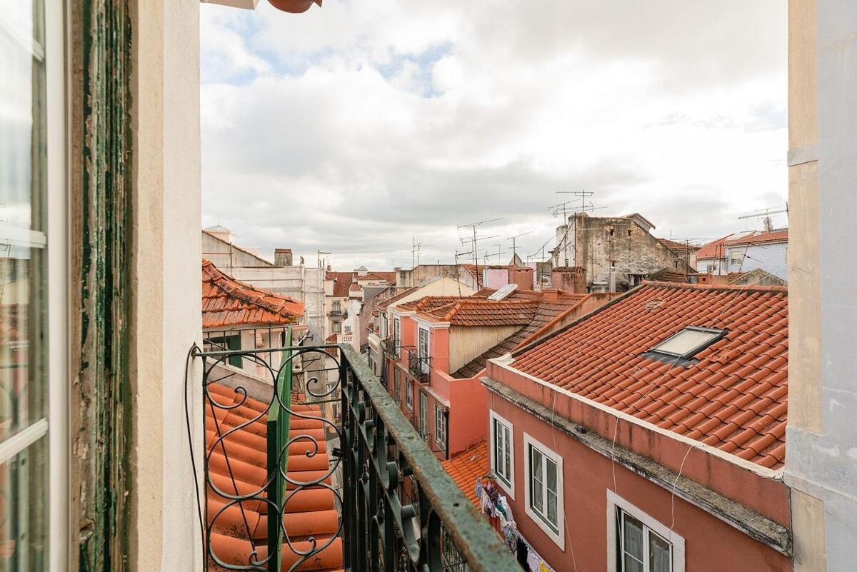 Attic Apartment With Balcony In Bairro Alto Lisabona Exterior foto
