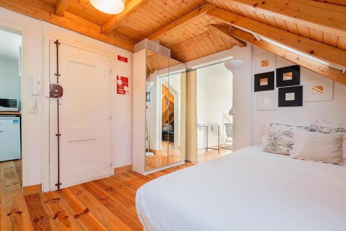 Attic Apartment With Balcony In Bairro Alto Lisabona Exterior foto