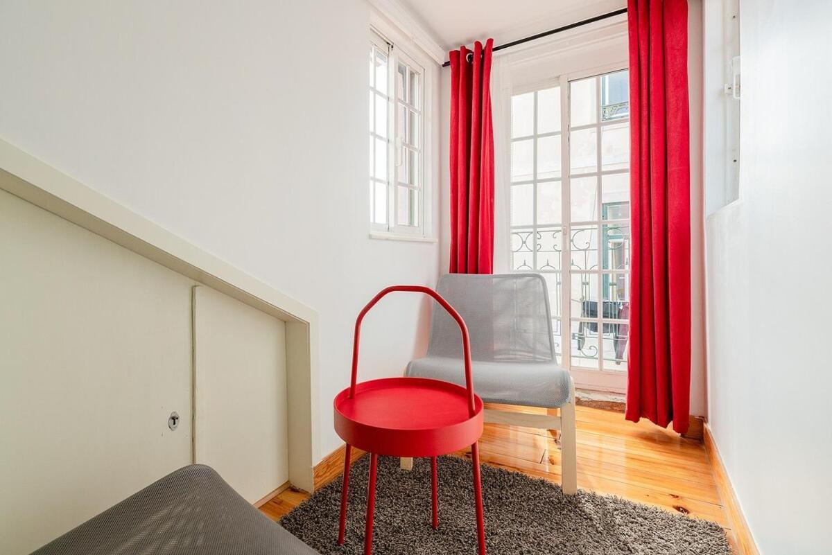 Attic Apartment With Balcony In Bairro Alto Lisabona Exterior foto